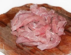 First you need to wash and dry the meat.