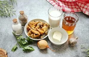 Prepare all the necessary ingredients. Rinse the mussels, put them in a sieve and let the water drain completely.