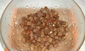 Cut the slices of bread into cubes and fry in vegetable oil or dry in the oven.