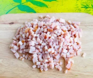 Cut the ham into small cubes.