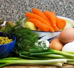 First, you need to prepare all the ingredients: hard-boiled eggs, potatoes - with skins, carrots - until soft.
