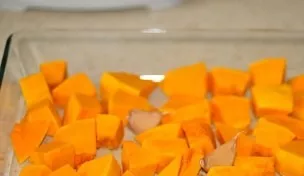 Wash the pumpkin, peel it and cut it into pieces about three centimeters in diameter. Put the pumpkin on a baking sheet, where nekur put ...