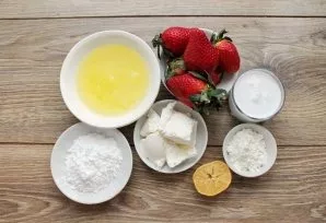 Prepare all the necessary ingredients. Sort the berries, remove the leaves and stems, wash and dry well.