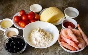 Prepare all the necessary ingredients. Wash the cherry tomatoes.