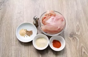 Prepare all the ingredients needed to make homemade chicken sausage with gelatin.