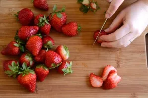 Rinse the strawberries, dry them, cut off the stalks. Keep 100 grams of strawberries, they will be needed as an additive.