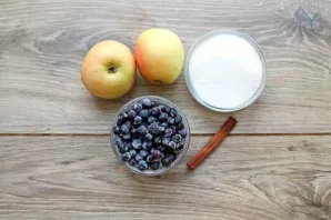 Prepare all the ingredients necessary for making blueberry apple compote. Sort and wash the berries, and rinse the apple well.