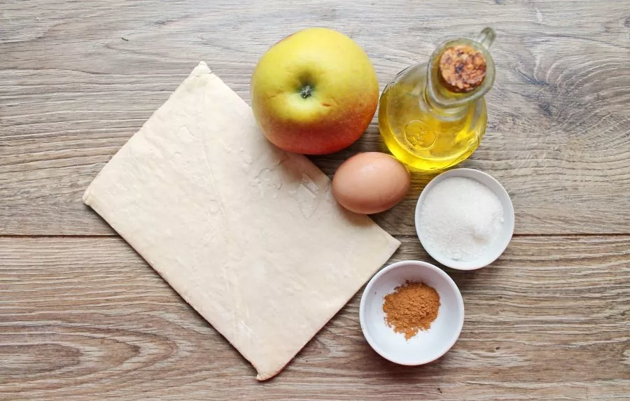 Prepare all the ingredients, thaw the dough on the bottom shelf of the refrigerator.