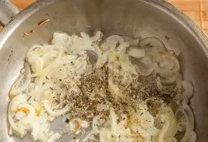 Cut the onion into rings and fry in vegetable oil, add oregano to taste.