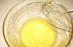 We take 4 chicken eggs, beat into any deep bowl (for example, in a saucepan) and beat until a homogeneous mass is obtained.