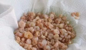 Remove the shrimp from the freezer, after salting, throw it into boiling water. Wait until the water boils and leave the seafood for anot...