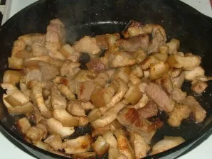 First, cut the meat into pieces no larger than 2.5 cm and put the meat in a preheated pan, it is not necessary to pour oil, meat fat will...