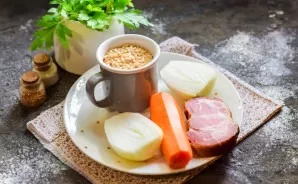 Prepare all the ingredients. You can replace the water with any broth.