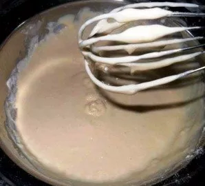 Mix all the dough ingredients: sour cream, mayonnaise, eggs and flour. Beat with a mixer until smooth, salt to taste.