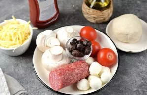 Prepare all the necessary ingredients. Wash and dry the tomatoes, clean the mushrooms.