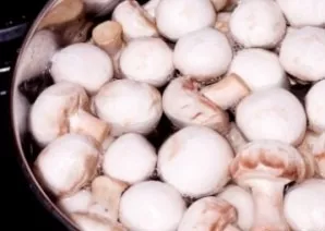 Rinse the mushrooms, peel them and boil in salted water (boil for 10 minutes).