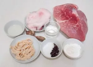 Prepare all the ingredients needed to make spicy sausages.