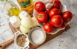 Prepare all the ingredients necessary for canning. Choose fleshy tomatoes.