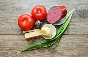 Wash and dry the tomatoes and onion leaves.
