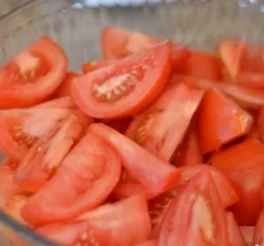Wash the tomatoes and cut into slices.