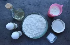 Prepare the ingredients for making pancakes. To make the pancakes fluffy, heat the kefir in the microwave for a minute.