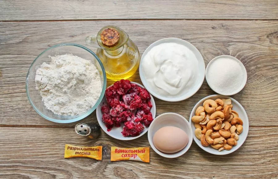 Prepare all the necessary ingredients. Beat the egg in a bowl, add sugar, salt and beat with a whisk until fluffy.