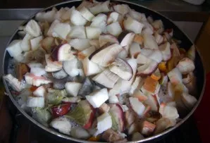 First we wash the mushrooms and clean the dirt. Then cut into small pieces, put in a pan and fry until excess moisture evaporates from them.