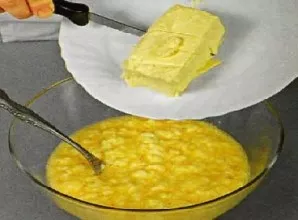 Beat three eggs with cottage cheese. Add margarine, slightly dissolving in a water bath, half the sugar and flour. Stir until smooth.