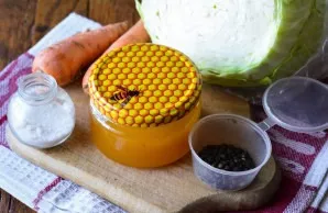 Prepare the ingredients for sauerkraut with honey.