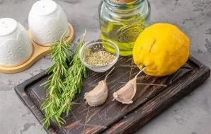 Prepare all the necessary ingredients. Use unrefined super pure oil. It is advisable to take fresh rosemary, if you do not find it, repla...