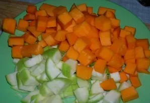 Wash and wipe the vegetables. Cut into cubes.