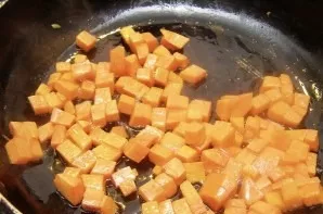 Boil chicken broth. We need it for 1 liter. Clean the carrots and cut into cubes. Fry it in a preheated pan with 1 tablespoon of vegetabl...