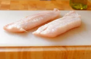 Defrost the saida fillet, cut into pieces of the desired size, then rinse well under cold water and dry.