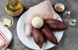 Take the necessary ingredients. Wash the chicken quarters, peel the onion, rinse everything under running water.