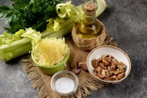 Collect everything you need for the manufacture of celery pesto. Peel the garlic, wash it with celery and parsley, dry everything. Take t...