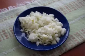 Cut the onion into small cubes.