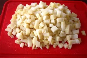 Boil eggs, potatoes and carrots. Cut the potatoes into cubes.