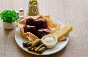 Prepare all the necessary ingredients, pre-boil the beets until tender.