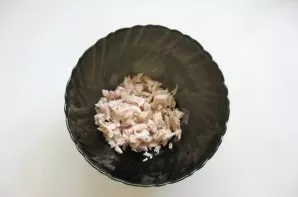 Finely chop the boiled turkey and put it in a salad bowl.
