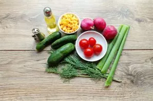 Collect all the ingredients you need to make a corn salad. Rinse and dry the vegetables thoroughly, drain the liquid from the corn.