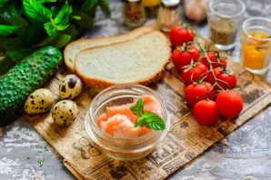 Prepare all the products on the list. Boil the eggs for five minutes, cool. Remove the bones from the fish.