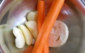 Peel the carrots and celery. Peel the apple and remove the core. If the apples are homemade, the peel does not need to be removed.