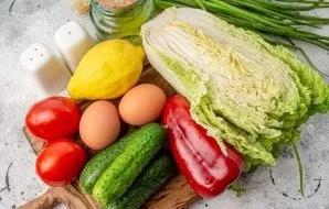 Prepare all the necessary ingredients for making salads. Boil chicken eggs, cool.