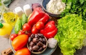 Prepare all the necessary ingredients. Wash and dry lettuce leaves, herbs and vegetables.