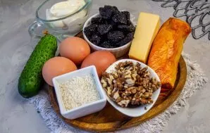 Prepare all the necessary ingredients. Boil the eggs and cool.