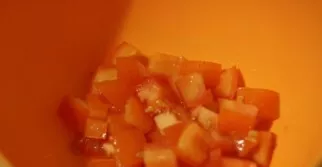 Wash the vegetables and dry them a little. Cut the tomato into small cubes and put in a salad bowl.