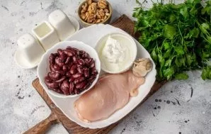 Prepare all the necessary ingredients. Remove the beans from the jar, rinse and put in a sieve to drain excess moisture.