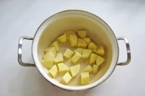 Peel the potatoes, wash and chop. Put in a saucepan.