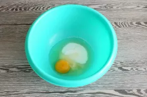 Mix the egg and sugar in a bowl. Beat with a mixer until fluffy.