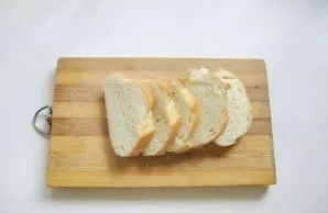 Cut the baguette into slices.